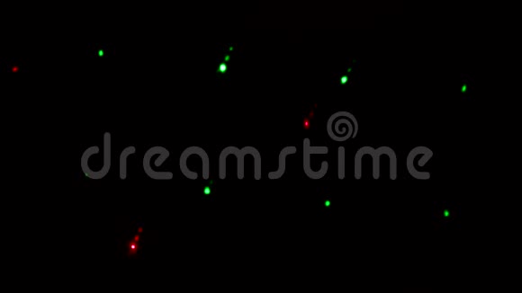 美丽多彩的背景质感闪烁和移动的绿色和红色的灯假期背景视频的预览图