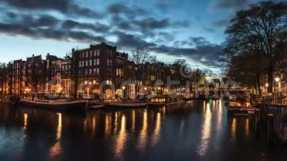 阿姆斯特丹的著名景点和运河城市景观和荷兰传统建筑的总体景观视频的预览图