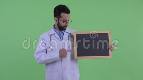 快乐的小胡子波斯人医生拿着黑板竖起大拇指视频的预览图