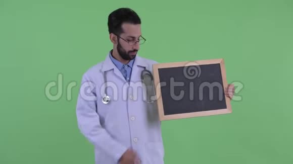 穿着小胡子的波斯人医生拿着黑板竖起大拇指视频的预览图