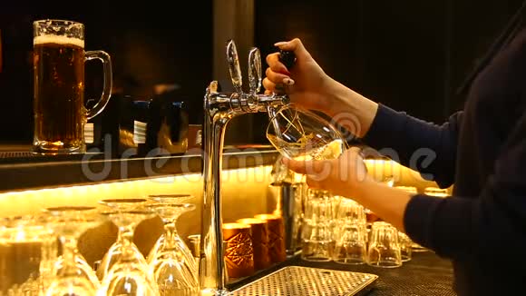 酒吧女服务员正在往干净的高玻璃里倒啤酒视频的预览图