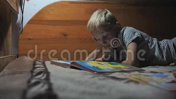晚上一个男孩在灯笼的灯光下看书视频的预览图