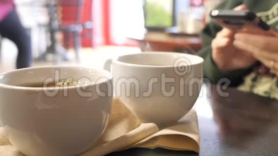 一对夫妇在咖啡店喝咖啡视频的预览图