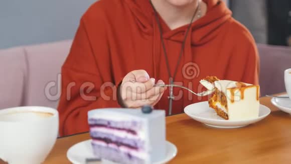 美丽的女孩正在吃一块蛋糕视频的预览图