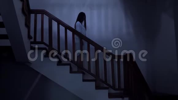 日本恐怖电影风格的万向千秋的少女夜晚在黑暗孤独的酒店走廊和怪异的楼梯上的万向千秋视频的预览图