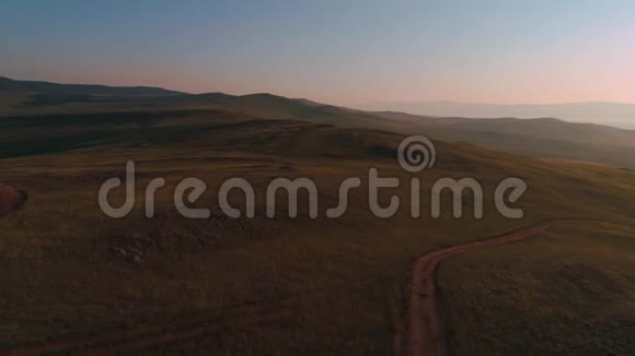 干黄草的气田奥克洪岛的草原俄罗斯贝加尔湖有人在日落时拍摄山丘视频的预览图