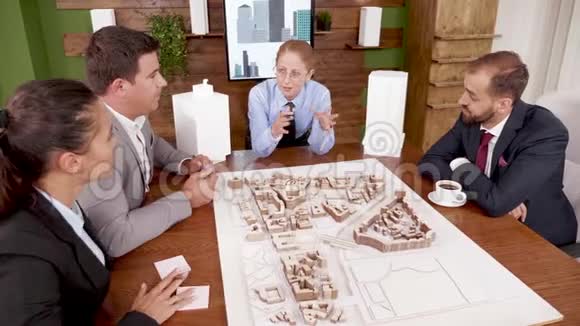 女建筑师向年轻投资者解释她的房地产项目视频的预览图