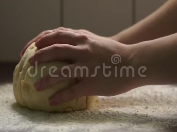糕点面包制作烘焙健康可持续和有机食品厨房桌上的手工糕点视频的预览图