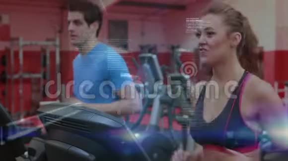 在健身房里使用跑步机的男人和女人视频的预览图