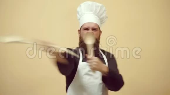 滑稽厨师的肖像厨房真有趣有趣的厨师和喜剧烹饪孤立在黄色背景上视频的预览图