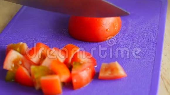 女人用刀把西红柿弄碎视频的预览图