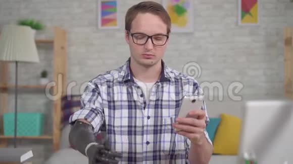 年轻人用智能手机调整假肢视频的预览图