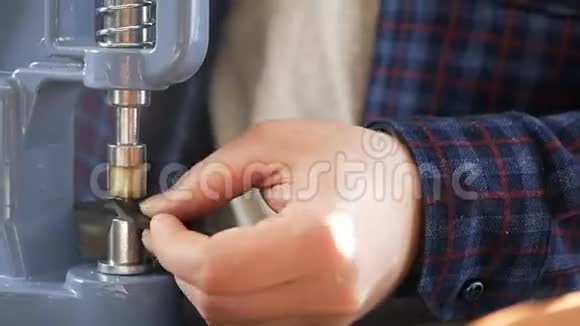 工匠用压力机安装金属配件他在工具中用夹子固定零件并降低手柄视频的预览图