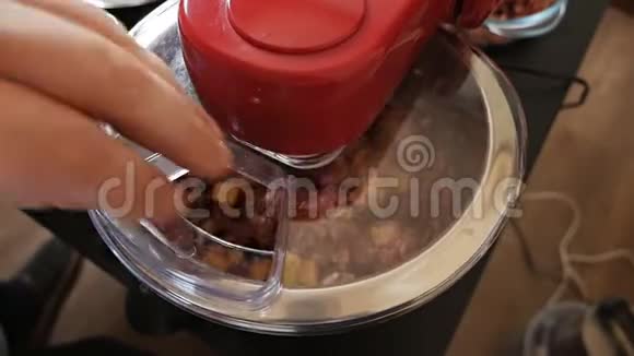 肉在搅拌机里肉和土豆的研磨过程用搅拌机研磨碎肉制品视频的预览图
