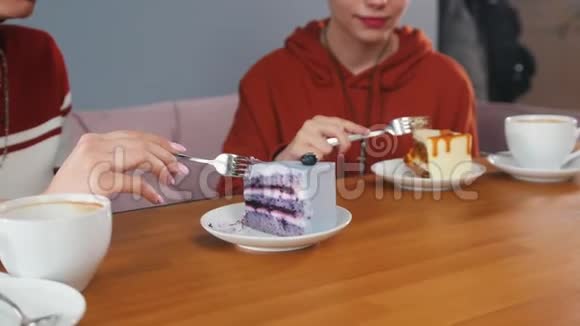 漂亮的女孩吃蛋糕喝咖啡视频的预览图