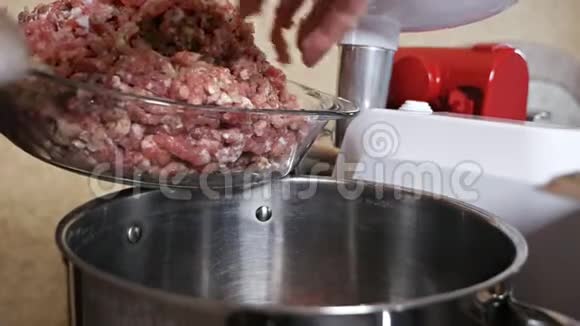那个女孩正在煮肉臊子女孩把准备好的肉末从碗里转移到锅里荤菜视频的预览图