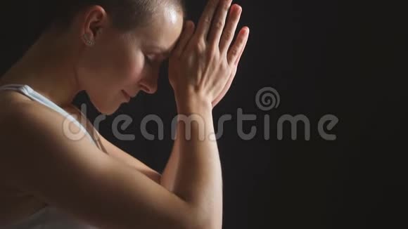 帕德马萨纳莲花姿态纳马斯特女人用香气祈祷视频的预览图