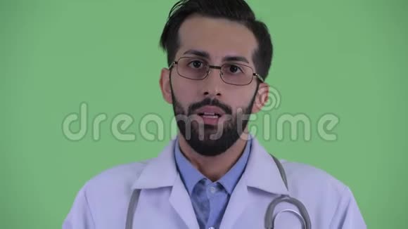压力重重的年轻留胡子的波斯男医生的脸在往下看视频的预览图
