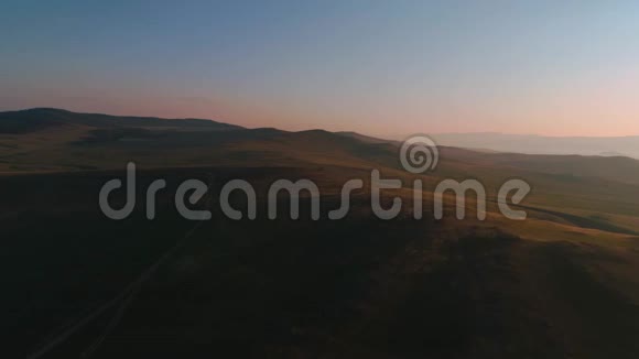干黄草的气田奥克洪岛的草原俄罗斯贝加尔湖有人在日落时拍摄山丘视频的预览图