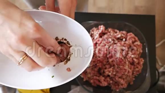 女孩用绞肉机准备碎牛肉成型肉视频的预览图
