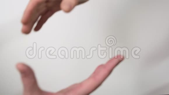两个年轻人在白色背景上握手上景快关门视频的预览图