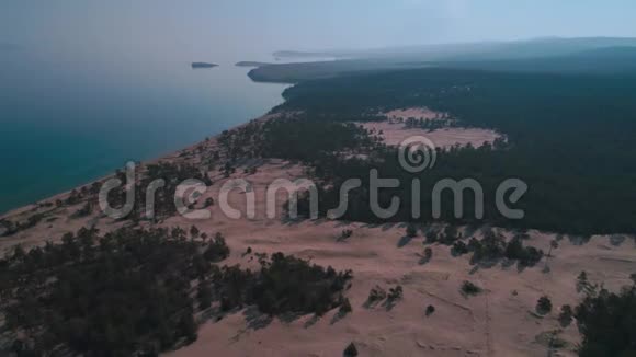 鸟瞰贝加尔湖海滩的沙丘和奥克洪岛贝加尔湖的水晶清水视频的预览图