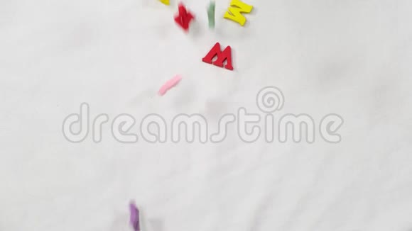 彩色字母落在白色背景上关门视频的预览图