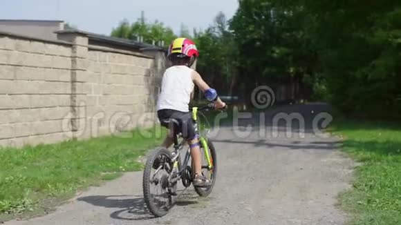 两个学童在森林里骑自行车视频的预览图