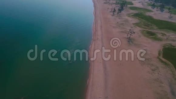 鸟瞰贝加尔湖海滩的沙丘和奥克洪岛贝加尔湖的水晶清水视频的预览图
