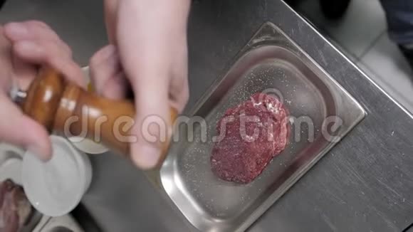 烤架上烹制美味的肉排视频的预览图