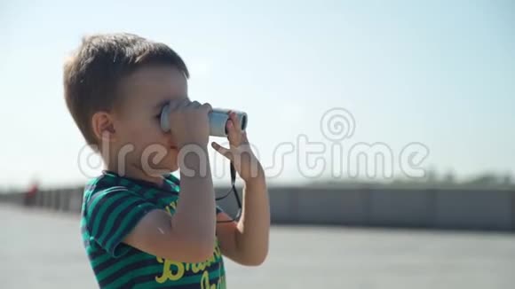 小男孩透过望远镜看视频的预览图