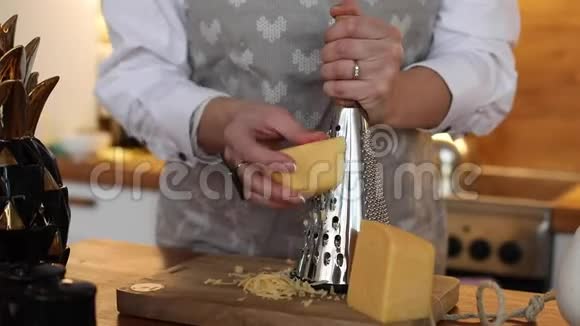 家庭主妇在基切内烤奶酪视频的预览图
