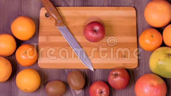 女人手在厨房切鲜苹果视频的预览图