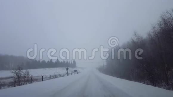冬天在危险的路况下开车使雪天变白驾驶员视角POV暴风雪雪白视频的预览图