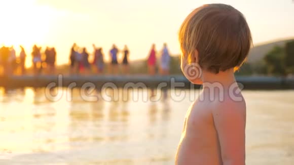 面部表情快乐的童年站在海边的漂亮孩子特别的一瞥12至24个月的女童视频的预览图