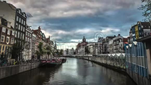 阿姆斯特丹的著名景点和运河城市景观和荷兰传统建筑的总体景观视频的预览图