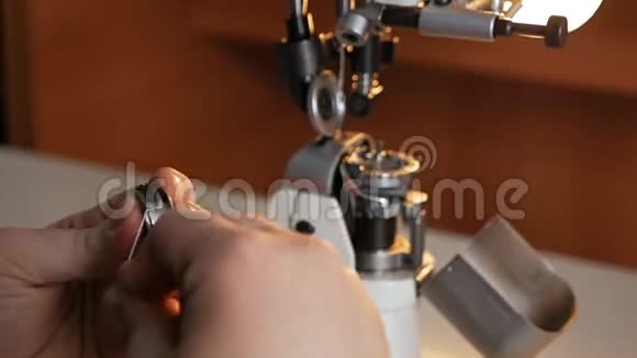 一个人为工作设置了一台旧缝纫机缝纫厂视频的预览图