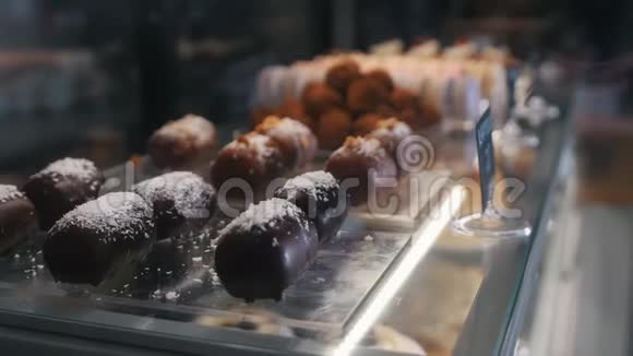 柜台上有美味的糖果和甜点视频的预览图