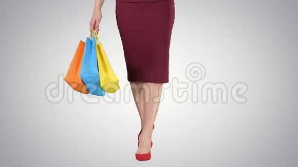 让去购物吧美丽的女人腿带着购物袋走路阿尔法频道视频的预览图