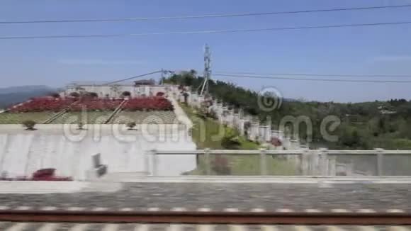 通过窗口观看中国各省的高速列车慢动作录像视频的预览图