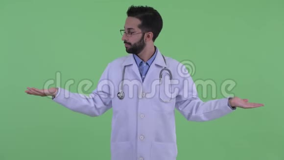 快乐的年轻有胡子的波斯人医生在比较视频的预览图