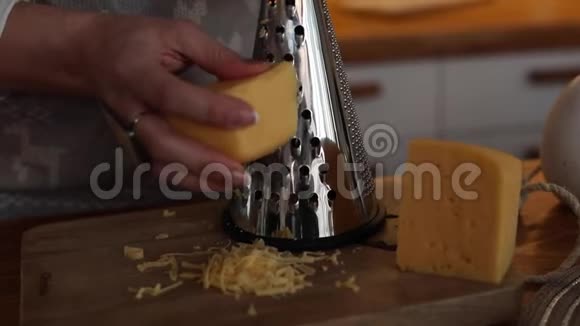 女人用新鲜奶酪做披萨视频的预览图