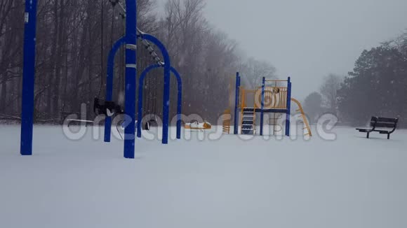 孩子们在冬天下雪的时候游戏公园在地上下雪的时候玩游戏视频的预览图