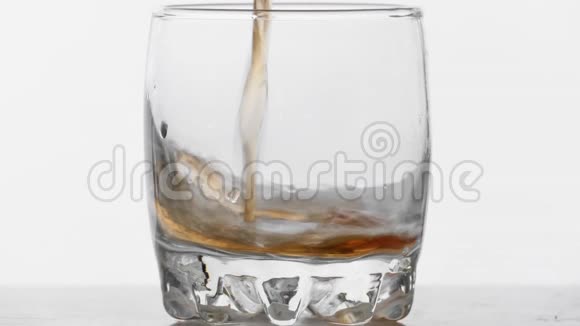 一杯威士忌加白背景冰块视频的预览图