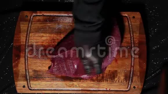 厨师准备烤肉屠夫手用刀切肉片顶部视图视频的预览图