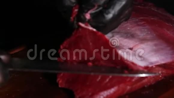 厨师准备烤肉屠夫手用刀切肉片顶部视图视频的预览图