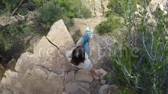 坐在悬崖上的女人视频的预览图