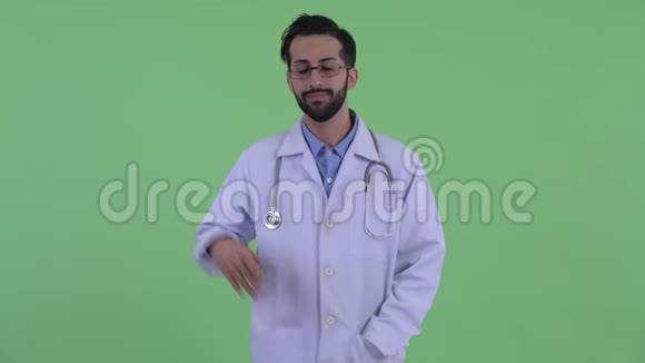 快乐的年轻有胡子的波斯人医生挥手视频的预览图