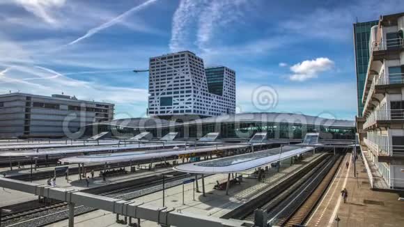 乌得勒支中央车站现代城市建筑概况4K时间推移2在1视频的预览图