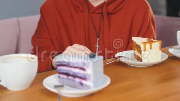 女孩正在打破一块胡萝卜蛋糕视频的预览图